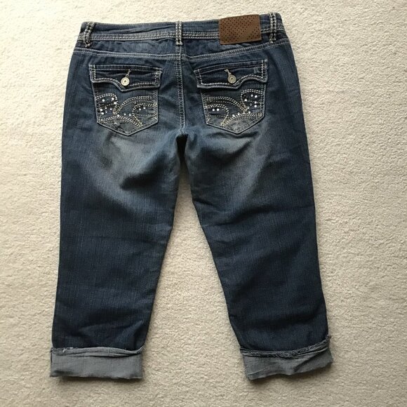 ALMOST FAMOUS DISTRESSED CAPRI JEANS SIZE 7 - Picture 2 of 7